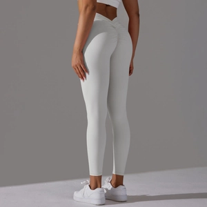 Détail du pantalon de yoga gris clair à taille haute croisée et effet fesses galbées