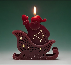 Detail der Weihnachtsmann-Kerze auf Schlitten mit goldenen Sternen und Docht