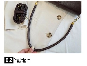 Dettaglio borsa in pelle testa di moro con minuterie metalliche dorate e tracolla regolabile