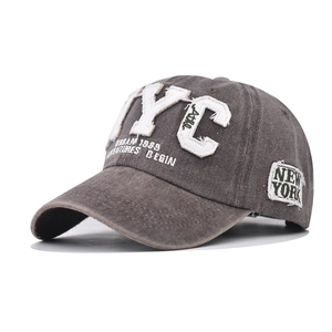 Vue détaillée du tissu en jean délavé gris foncé et de la broderie NYC sur casquette