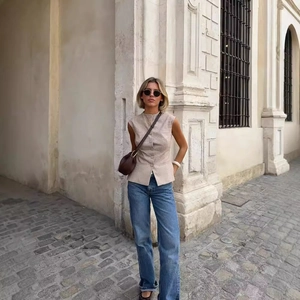 Gilet senza maniche a righe in stile britannico e jeans blu a gamba dritta da donna