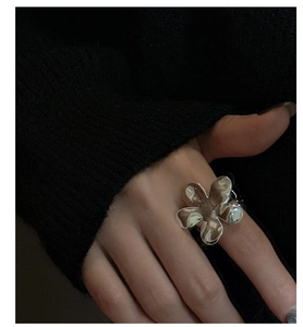Détail d'une bague fleur en argent massif S925 avec une texture martelée élégante