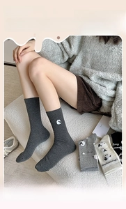 Détail de chaussettes en coton avec broderie de mouton et texture tricotée douce
