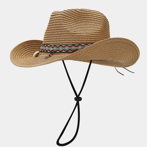 Dettaglio cappello di paglia western con fascia etnica, conchiglie e perline