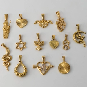 Détail de treize pendentifs en acier inoxydable doré avec motifs de cœur et d'étoile