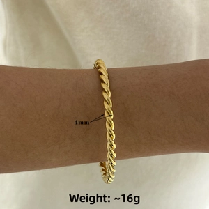 Detail view of 4mm wide golden twisted rope bracelet with 16g weight specification