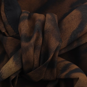 Macro d'un tissu imprimé animal marron foncé et noir avec une texture tissée fine