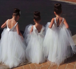 Robe princesse en tulle blanc pour demoiselle d'honneur avec dos nu en V profond