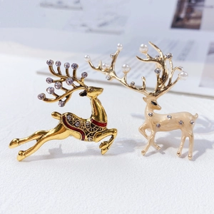 Christmas Reindeer Brooches Alloy Enamel Rhinestone Faux Artificial Pearl Deer Pins Jewelry For Women Holiday Accessories