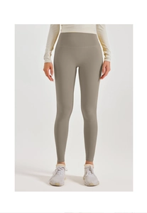 Détail du legging de yoga taille haute taupe montrant le contrôle du ventre et l'élasticité