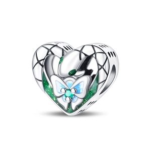 Détail d'un pendentif cœur en argent avec serpent émaillé blanc et papillon bleu