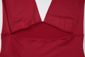Dettaglio macro del tessuto a coste rosso scuro con taglio sexy e cuciture di qualità