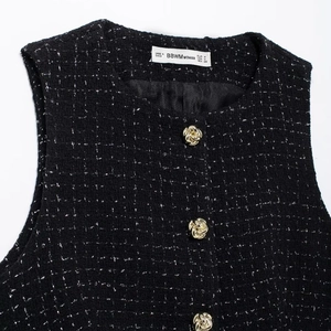 Ensemble veste en tweed noir pour femme avec boutons dorés et design élégant