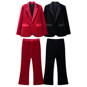 Tailleur en velours pour femmes avec blazer cintré et pantalon évasé en noir et rouge