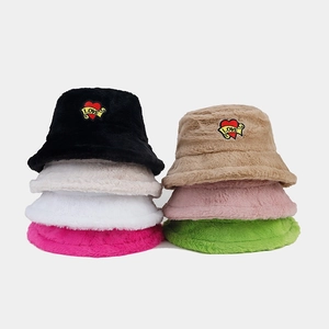 Détail de bobs en peluche colorés avec broderie cœur rouge et écusson LOVE élégant
