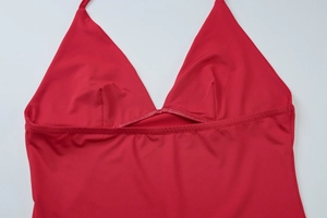 Détail du haut licou rouge à col en V, tissu élastique lisse et coupe ajustée sexy