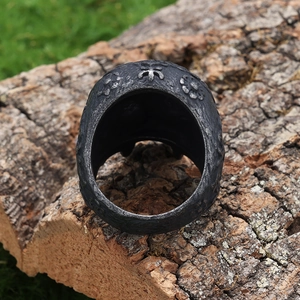 Vintage gothic skull ring with floral relief on wood bark, masculine hip hop jewelry style