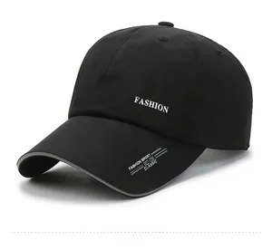 Dettaglio cappellino da baseball nero ad asciugatura rapida con bordo riflettente