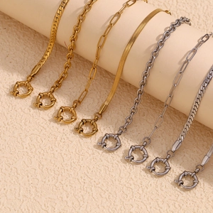 Selezione di bracciali a catena placcati oro 18K e argento con grandi chiusure a molla