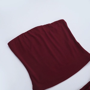 Vue détaillée du crop top bustier rouge foncé en tissu tricoté élastique doux