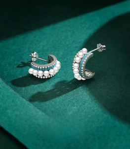 Vue macro détaillée de boucles d'oreilles en argent S925 avec turquoise et perles