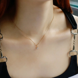 Dettaglio della collana in argento placcato oro 14K con zircone lucido incastonato