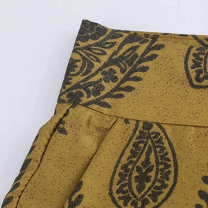 Détail du tissu satiné à motif paisley avec coutures précises et texture sergé