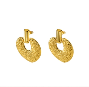Détails de boucles d'oreilles cœur dorées avec une texture de métal martelé unique