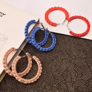 Grandi orecchini a cerchio intrecciati a mano in blu arancione e beige per donna
