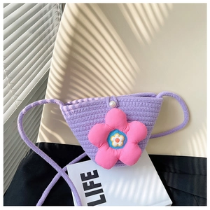 Detail der lila gewebten Umhängetasche mit rosa 3D-Blume und Perlenverschluss
