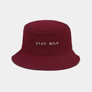 Broderie détaillée du texte 'STAY WILD' sur un chapeau bob en coton rouge foncé