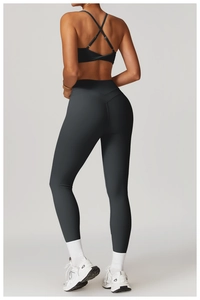 Vista posteriore dei leggings yoga neri a vita alta con vita a V e reggiseno sportivo incrociato