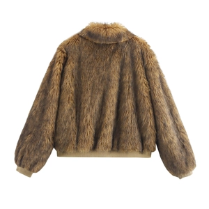 Rückansicht der braunen Kunstpelzjacke mit Rippbündchen und dicker flauschiger Textur