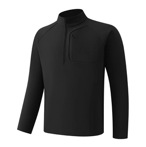 Détail du sweat-shirt noir à demi-zip avec col montant et poche poitrine zippée verticale