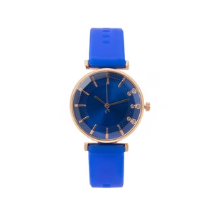 Détail du bracelet en silicone bleu roi et boîtier en or rose avec cristaux