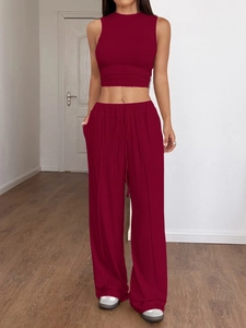 Completo casual Y2K da donna con crop top senza maniche e pantaloni ampi color bordeaux