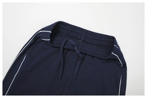 Détail du pantalon de jogging taille haute avec cordon de serrage et bandes latérales