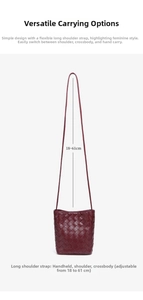 Détail de la texture tressée rouge foncé du sac et de sa bandoulière réglable