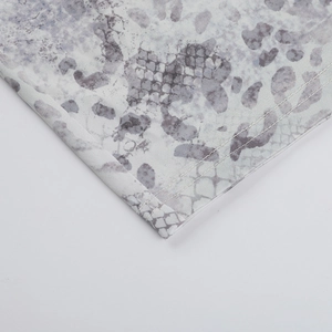 Gros plan sur la texture léopard et les détails de couture à double aiguille du vêtement