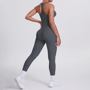 Détails de l'ensemble de sport gris foncé avec haut dos nageur et legging de yoga