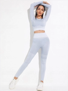 Détail d'un haut court à manches longues bleu clair et legging taille haute en maille côtelée