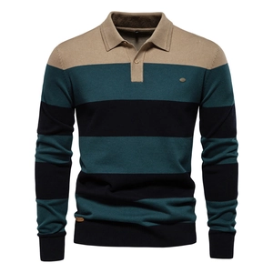 Detail eines Polo-Strickpullovers mit Streifenmuster, Textur und Metall-Logo-Plakette