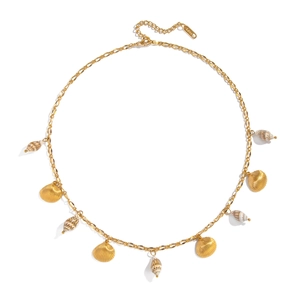 Collier en acier inoxydable doré avec pendentifs coquillages et conques style océan