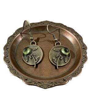 Pendientes de bronce vintage con girasoles y cuentas verde esmeralda en bandeja de metal