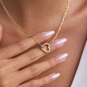 Gros plan sur un collier à pendentif cœur avec maillons rectangulaires plaqués or 18 carats