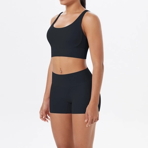 Ensemble de sport noir pour femme avec brassière de maintien et short à taille haute mat