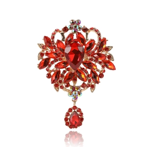 Broche dorée avec cristaux rouges et pendentif goutte, accessoire élégant pour femmes