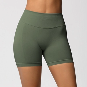 Gros plan du short de fitness sans couture vert olive à taille haute et texture côtelée