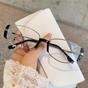 Occhiali da sole retrò con montatura piccola argento e nero e ponte in metallo alla moda