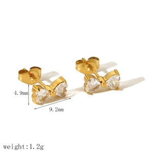 Medidas detalladas de los elegantes pendientes de lazo dorado con cristales de corazón